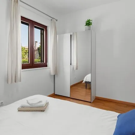 Dora 4* Buzinija