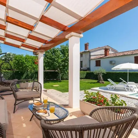 Gostinjska kuća Dora 4*